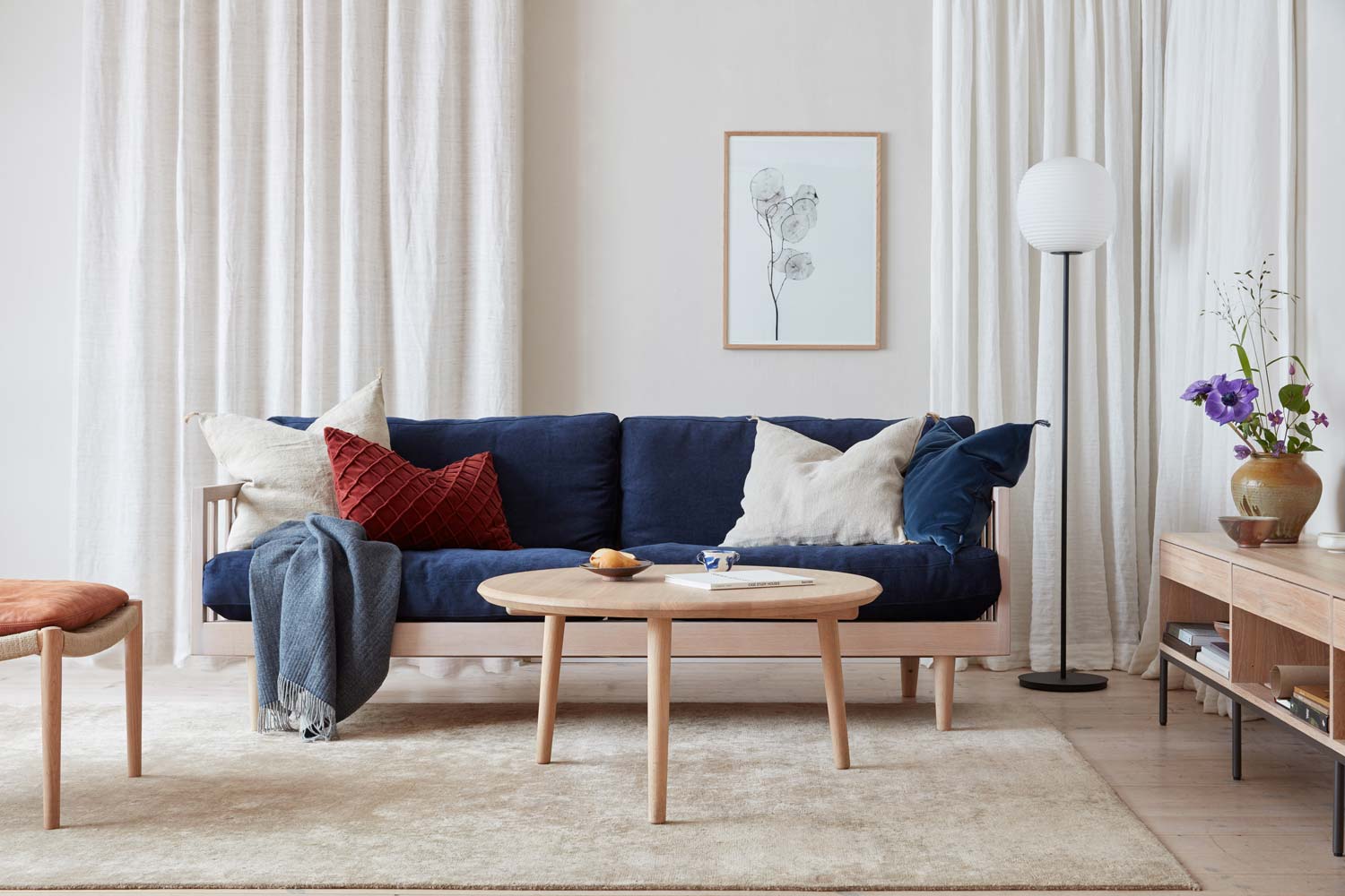 Träsoffa Rak ek vitolja, Florian chenille mörkblå, Soffbord Trä, matta Linen plain
